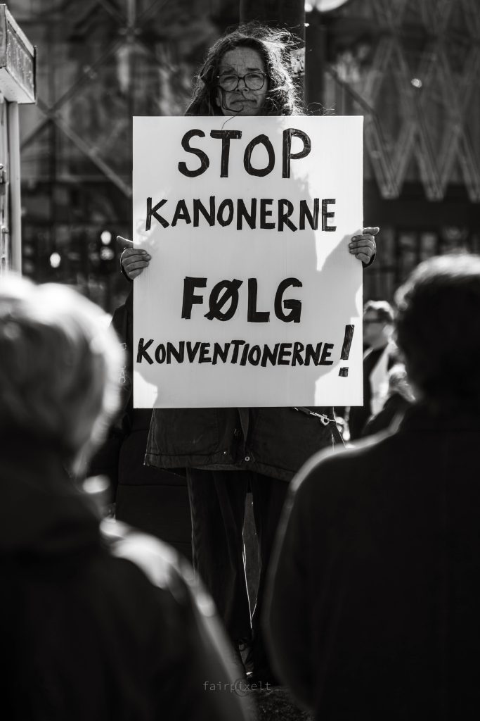 Frau bei einer Demonstration mit Schild in der Hand